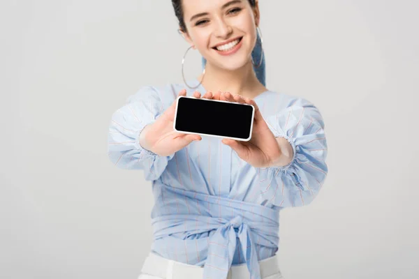 Schöne Stilvolle Mädchen Zeigt Smartphone Mit Leerem Bildschirm Isoliert Auf — Stockfoto