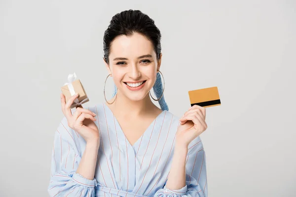 Bela Elegante Menina Segurando Caixa Presente Com Cartão Crédito Sorrindo — Fotografia de Stock