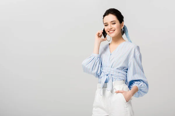 Hermosa Chica Elegante Hablando Teléfono Inteligente Aislado Gris Con Espacio —  Fotos de Stock