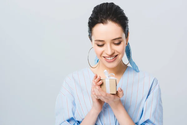 Schöne Stilvolle Mädchen Mit Geschenkbox Lächelnd Isoliert Auf Grau Mit — Stockfoto