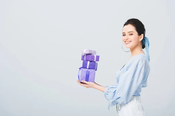 Mooie Stijlvolle Meisje Houdt Geschenkdozen Glimlachend Geïsoleerd Grijs — Stockfoto