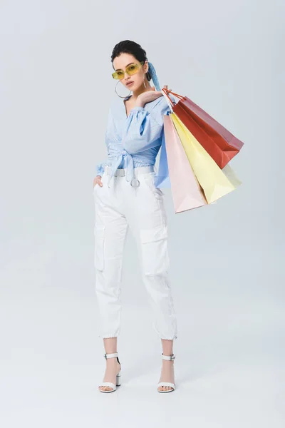 Bela Menina Moda Segurando Sacos Compras Olhando Para Câmera Cinza — Fotografia de Stock
