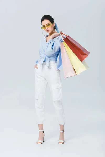 Hermosa Chica Moda Sosteniendo Bolsas Compras Mirando Cámara Gris — Foto de Stock