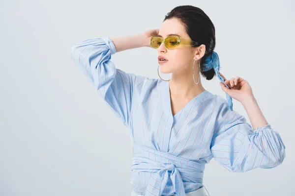 Vacker Snygg Ung Kvinna Solglasögon Poserar Isolerad Grått — Stockfoto