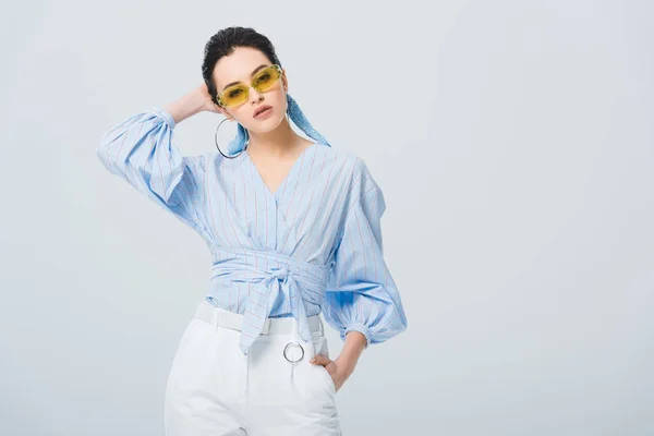 Hermosa Chica Con Estilo Gafas Sol Posando Aislado Gris Con —  Fotos de Stock