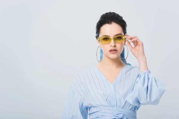 Hermosa Chica Con Estilo Gafas Sol Posando Aislado Gris Con — Foto de Stock