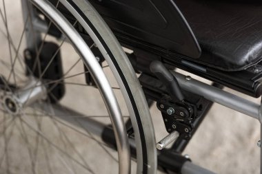 deri koltuklu siyah tekerlekli sandalye seçici odak