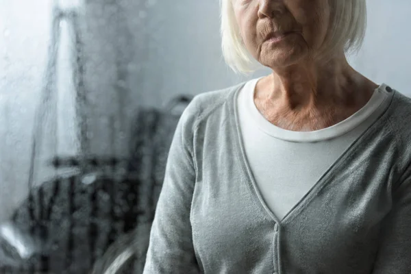 Teilansicht Einer Traurigen Seniorin Mit Grauen Haaren — Stockfoto