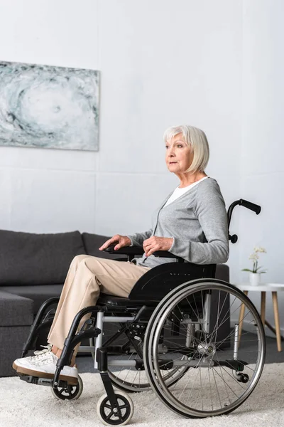 Mujer Mayor Discapacitada Sentada Silla Ruedas Mirando Hacia Otro Lado — Foto de Stock