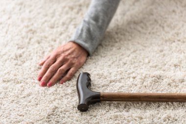 halı üzerinde baston ile yaşlı kadın kırpılmış görünümü