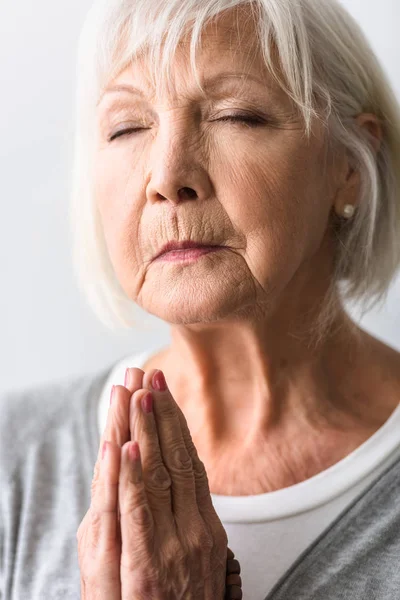 Seniorin Zeigt Bitte Geste Und Betet Mit Geschlossenen Augen — Stockfoto