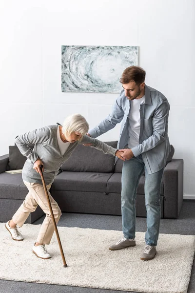 Vista Completa Del Hombre Ayudando Madre Anciana Enferma Con Bastón — Foto de Stock