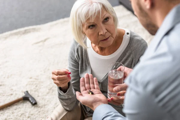 Vista Parziale Uomo Che Vetro Madre Più Anziano Acqua Medicina — Foto Stock