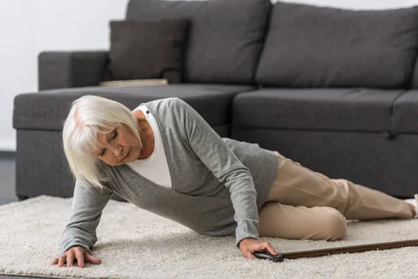 Wanita Senior Sakit Dengan Tongkat Tergeletak Karpet — Stok Foto
