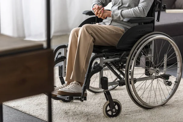 Visão Parcial Mulher Idosa Deficiente Cadeira Rodas Casa — Fotografia de Stock