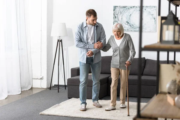 Full Length View Man Helping Senior Mother Cane Home — Stock Photo, Image