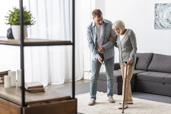 Full Length View Man Helping Senior Mother Cane Home — Stock Photo, Image