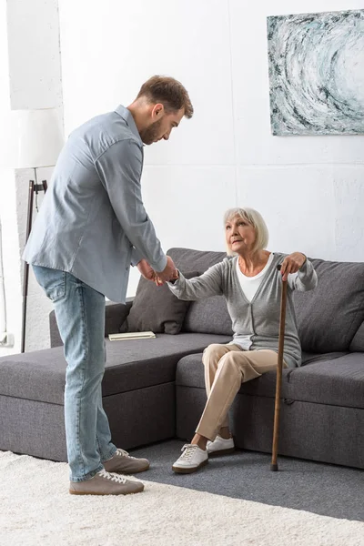 Vista Completa Del Hombre Ayudando Madre Mayor Con Bastón Casa —  Fotos de Stock