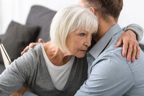 Vista Recortada Del Hombre Abrazando Madre Mayor Casa — Foto de Stock