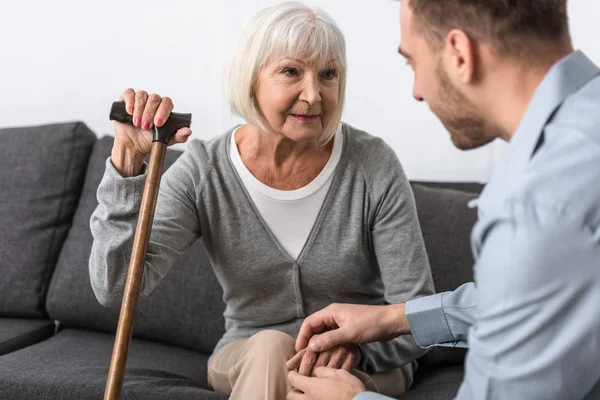 Partiell Syn Människan Hålla Händerna Med Senior Mother — Stockfoto