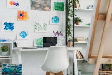 duvar ve raf bitkiler ile tablolar ile geniş oda seçici odak