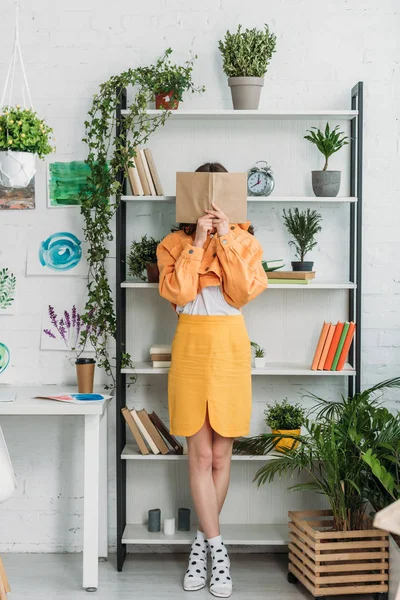 Modische Junge Frau Steht Auf Regal Und Versteckt Gesicht Hinter — Stockfoto