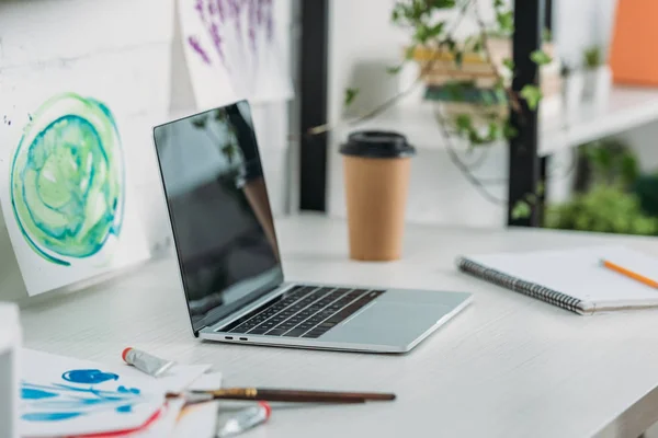 Laptop Com Tela Branco Mesa Branca Perto Copo Descartável Pinturas — Fotografia de Stock