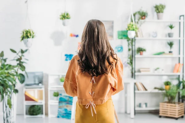 Vista Trasera Mujer Joven Pie Habitación Espaciosa Casa — Foto de Stock