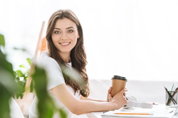 Enfoque Selectivo Mujer Joven Atractiva Sosteniendo Taza Desechable Sonriendo Mirando —  Fotos de Stock