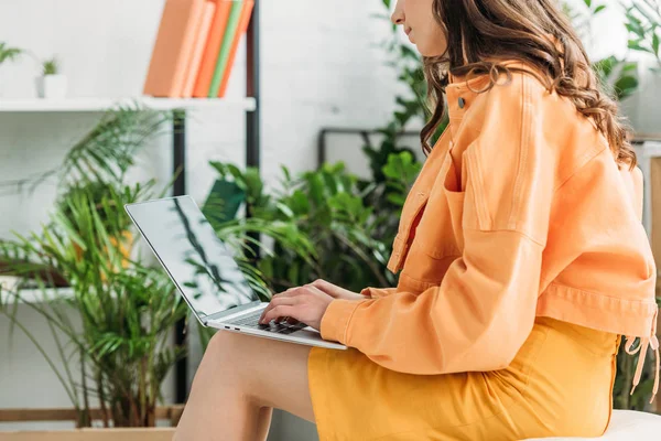 Visão Parcial Jovem Mulher Usando Laptop Cercado Por Plantas Verdes — Fotografia de Stock