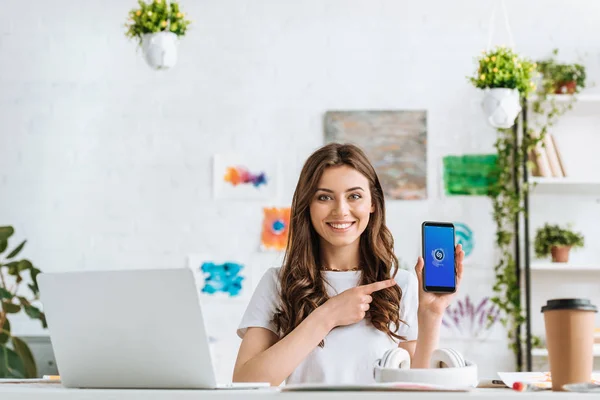 Kyiv Ukraine April 2019 Attractive Girl Pointing Finger Smartphone Shazam — Stock Photo, Image