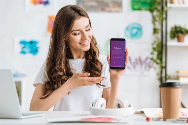 Kyiv Ukraine April 2019 Cheerful Young Woman Pointing Hand Smartphone — Stock Photo, Image