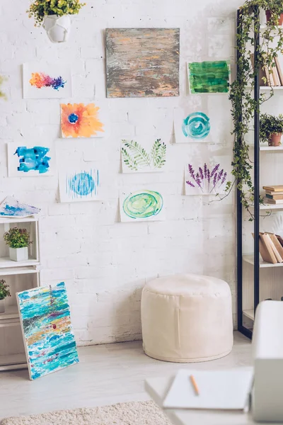 緑の鉢植えの植物と白い壁にカラフルな絵画とライトルーム — ストック写真
