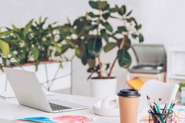 Portátil Taza Papel Sobre Mesa Blanca Amplia Habitación Con Plantas —  Fotos de Stock