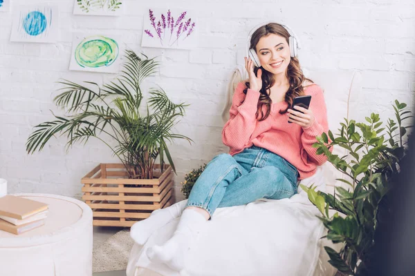 Cheerful Girl Listening Music Headphones Using Smartphone While Resting Soft — Stock Photo, Image