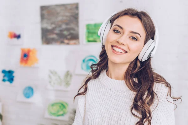 Beautiful Cheerful Girl Listening Music Headphones Smiling Camera — Stock Photo, Image