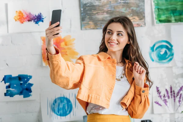 Renkli Tablolar Ile Beyaz Duvarın Yanında Dururken Selfie Çeken Neşeli — Stok fotoğraf