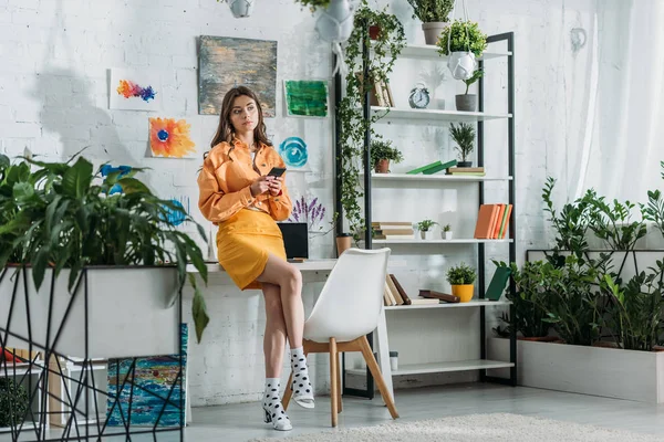 Grl Elegante Usando Smartphone Quarto Espaçoso Decorado Com Plantas Verdes — Fotografia de Stock