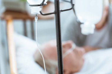 klinikte komada kocası ile üzgün yaşlı kadının seçici odak