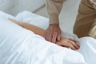 klinikte hasta karısı ile yaşlı adam kırpılmış görünümü