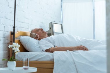 klinikte koğuşta yatakta hasta yaşlı adam