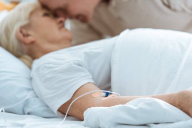 klinikte kocası ile yaşlı hasta kadının kısmi görünümü