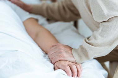 klinikte kocası ile yaşlı hasta kadının kısmi görünümü