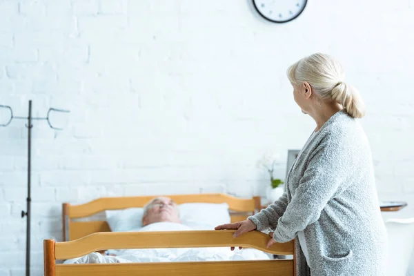 Mujer Mayor Hombre Enfermo Coma Clínica — Foto de Stock