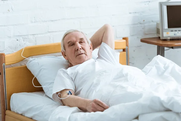 Anciano Enfermo Cama Sala Clínica —  Fotos de Stock