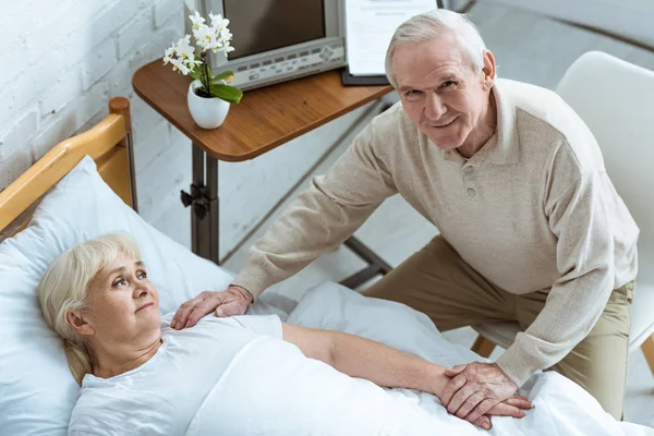 Pohled Nemocnou Starší Ženu Manželem Klinice — Stock fotografie