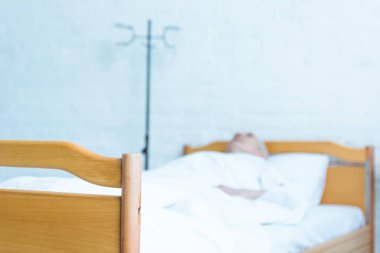 klinikte komada hastanın seçici odak noktası