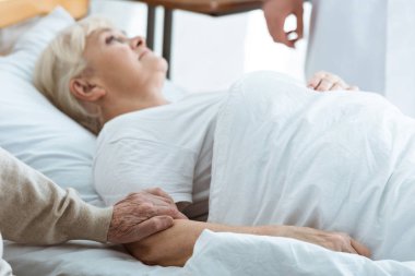 doktor, hasta hasta ve kıdemli adamın kısmi görünümü