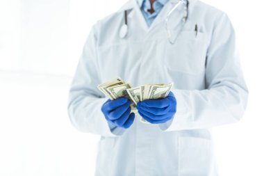 lateks eldiven doktor kısmi görünümü beyaz dolar banknotlar sayma