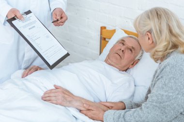 klinikte doktor tutan pano, hasta hasta ve kıdemli kadın kısmi görünümü